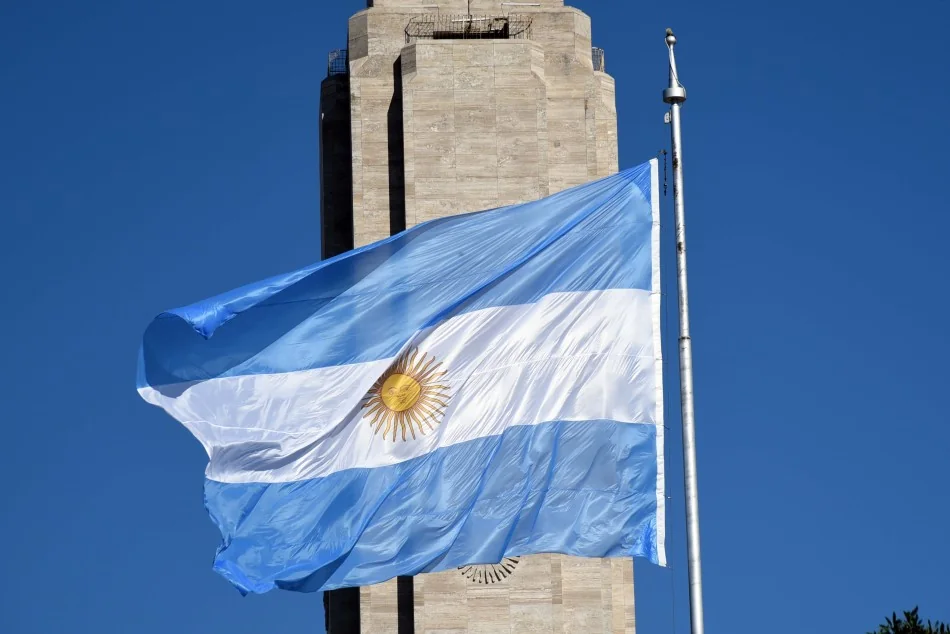 Bandera argentina flameando frente al Monumento a la Bandera, en Rosario