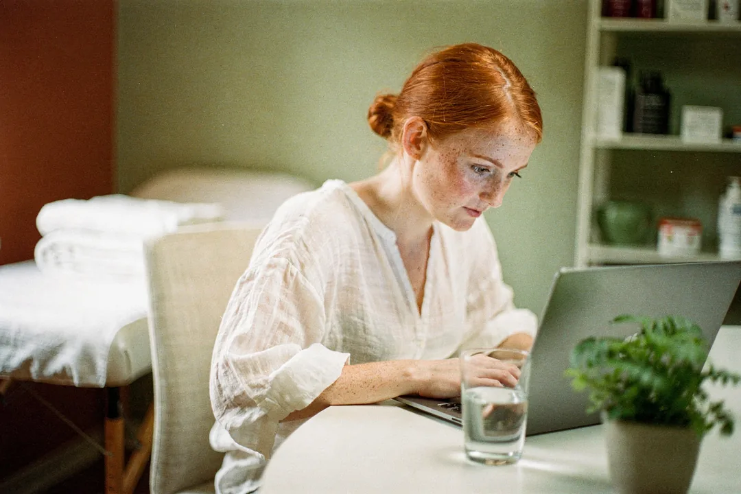 Nutricionista cargando la historia clínica de un paciente en su notebook
